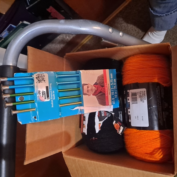 Yarns  and  knitting  needles. Never  used - Picture 2 of 3